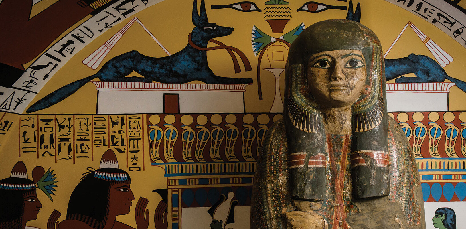 A view of an egyptian mummy in an exhibit.